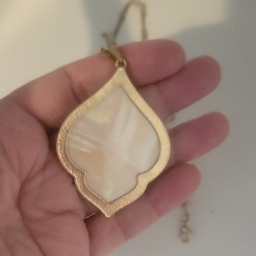 Intricate Gold Tone Moroccan style Filigree Shell Pendant Necklace with chain - Picture 4 of 5